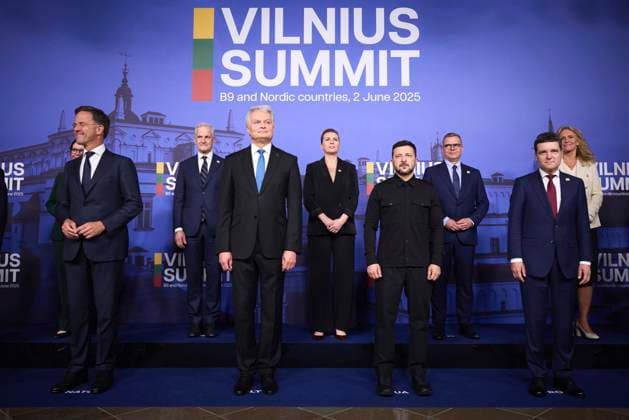 Bilder des Jahres 2025, News 06 Juni News Themen der Woche KW23 News Bilder des Tages June 2, 2025, Vilnius, Lithuania: Ukrainian President Volodymyr Zelenskyy, stands with leaders of the B9 and Nordic Countries for the group photo during the Vilnius Summit at the Palace of the Grand Dukes of Lithuania, June 2, 2025 in Vilnius, Lithuania. Standing from left: NATO Secretary General Mark Rutte, Norwegian Prime Minister Jonas Gahr Store, Lithuanian President Gitanas Nauseda, Danish Prime Minister Mette Frederiksen, Ukraine President Volodymyr Zelenskyy, Finnish Prime Minister Petteri Orpo, Romanian President Nicusor Dan and Icelandic Foreign Minister Katrin Gunnarsdottir. Vilnius Lithuania - ZUMAp138 20250602_zaa_p138_001 Copyright: xUkrainianxPresidentialxPressxOffx