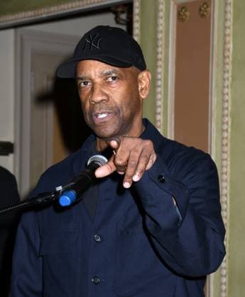 June 2, 2025, New York, Ny, United States: Denzel Washington joins the legendary wall of caricatures at Sardi s. Denzel Washington posed with the company of Othello and friends at Sardi s in New York. June 2, 2025. New York United States - ZUMAp281 20250602_zea_p281_002 Copyright: xPhotoxImagexPressx