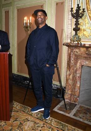 June 2, 2025, New York, Ny, United States: Denzel Washington joins the legendary wall of caricatures at Sardi s. Denzel Washington posed with the company of Othello and friends at Sardi s in New York. June 2, 2025. New York United States - ZUMAp281 20250602_zea_p281_019 Copyright: xPhotoxImagexPressx
