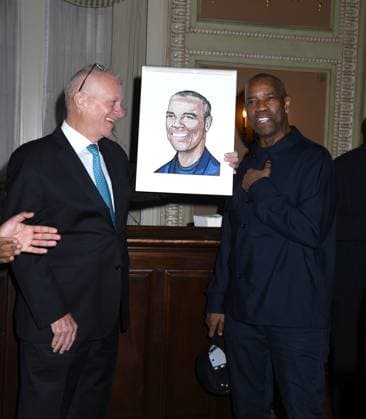 June 2, 2025, New York, Ny, United States: Denzel Washington joins the legendary wall of caricatures at Sardi s. Denzel Washington will gather with the company of Othello and friends at Sardi s in New York. June 2, 2025. New York United States - ZUMAp281 20250602_zea_p281_028 Copyright: xPhotoxImagexPressx