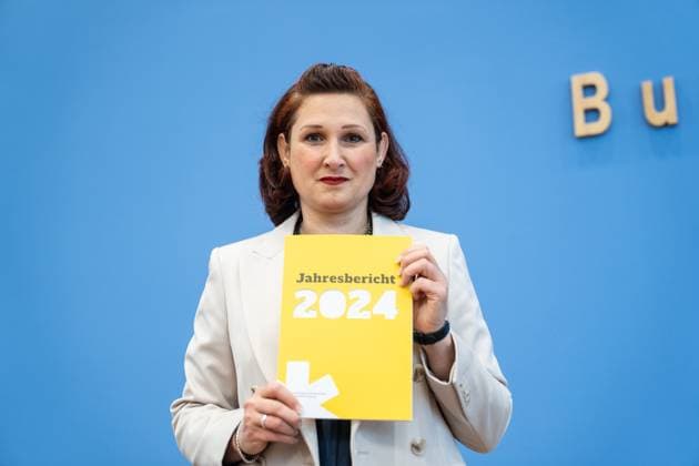 News Themen der Woche KW23 News Bilder des Tages Bundespressekonferenz in Berlin - Ferda Ataman, Unabhängige Bundesbeauftragte für Antidiskriminierung, stellt den Jahresbericht 2024 der Antidiskriminierungsstelle des Bundes vor;Bundespressekonferenz in Berlin - Ferda Ataman, Unabhängige Bundesbeauftragte für Antidiskriminierung, stellt den Jahresbericht 2024 der Antidiskriminierungsstelle des Bundes vor, Berlin Berlin Deutschland Haus der Bundespressekonferenz *** Federal Press Conference in Berlin Ferda Ataman, Independent Federal Commissioner for Anti-Discrimination, presents the Federal Anti-Discrimination Agencys Annual Report 2024 Federal Press Conference in Berlin Ferda Ataman, Independent Federal Commissioner for Anti-Discrimination, presents the Federal Anti-Discrimination Age