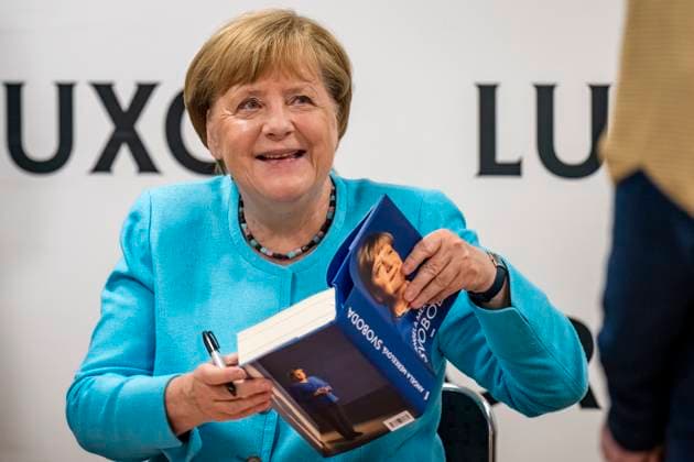 News Themen der Woche KW23 Entertainment Bilder des Tages News Bilder des Tages Former German Chancellor Angela Merkel signed her memoirs, called Freedom, in the Luxor Palace of Books in the centre of Prague, Czech Republic, on June 3, 2025. (CTKxPhoto VitxSimanek) CTKPhotoP2025060306225  CTKPhotoP2025060306225