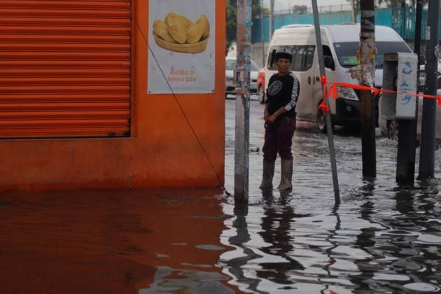 Heavy Rains Hit Mexico Causing Floods A person walks on a flooded street near the La Colmena pumping plant, on the border between the State of Mexico and Mexico City after the heavy rains that hit Mexico, affecting several municipalities. on June 3, 2025 in Mexico City, Mexico. (Photo by Carlos Santiago Eyepix Group) Copyright: xCarlosxSantiago xEyepixxGroupx CS_03062025_157528