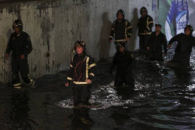 Heavy rains cause flooding in Mexico City MEXICO CITY, MEXICO - JUNE 03: Firefighters and policemen perform rescue efforts in a low vehicular bridge of Viaducto due to flooding caused by heavy rains in the eastern part of Mexico City on June 03, 2025. Silvana Flores Anadolu Mexico City Mexico. Editorial use only. Please get in touch for any other usage.  Copyright: x2025xAnadoluxSilvanaxFloresx