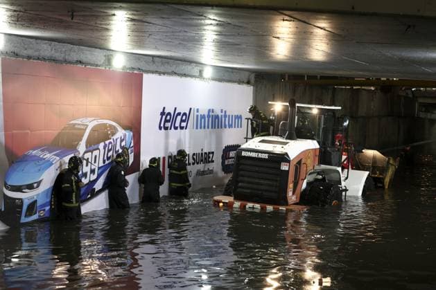 Heavy rains cause flooding in Mexico City MEXICO CITY, MEXICO - JUNE 03: Firefighters and policemen perform rescue efforts in a low vehicular bridge of Viaducto due to flooding caused by heavy rains in the eastern part of Mexico City on June 03, 2025. Silvana Flores Anadolu Mexico City Mexico. Editorial use only. Please get in touch for any other usage.  Copyright: x2025xAnadoluxSilvanaxFloresx