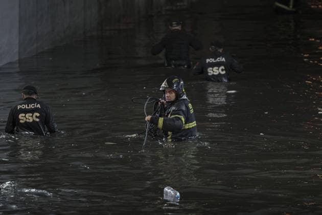 Heavy rains cause flooding in Mexico City MEXICO CITY, MEXICO - JUNE 03: Firefighters and policemen perform rescue efforts in a low vehicular bridge of Viaducto due to flooding caused by heavy rains in the eastern part of Mexico City on June 03, 2025. Silvana Flores Anadolu Mexico City Mexico. Editorial use only. Please get in touch for any other usage.  Copyright: x2025xAnadoluxSilvanaxFloresx