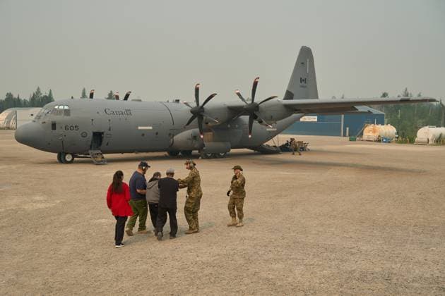 June 3, 2025, Norway House, Mb, CANADA: Members of the Royal Canadian Air Force help evacuees board a C-130 Hercules aircraft in Norway House, Man., Tuesday, June 3, 2025, at the Norway House Airport as crews continue to fight wildfires in northern Manitoba. Norway House CANADA  - ZUMAc35_ 20250603_zaf_c35_051 Copyright: xDavidxLipnowskix