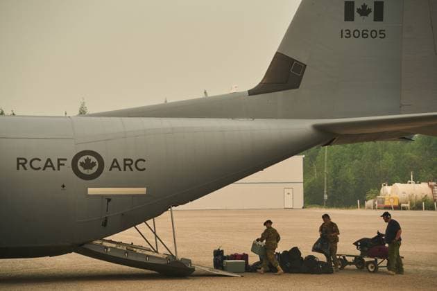 June 3, 2025, Norway House, Mb, CANADA: Members of the Royal Canadian Air Force help evacuees board a C-130 Hercules aircraft in Norway House, Man., Tuesday, June 3, 2025, at the Norway House Airport as crews continue to fight wildfires in northern Manitoba. Norway House CANADA  - ZUMAc35_ 20250603_zaf_c35_064 Copyright: xDavidxLipnowskix