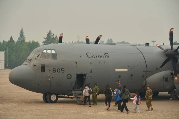 June 3, 2025, Norway House, Mb, CANADA: Members of the Royal Canadian Air Force help evacuees board a C-130 Hercules aircraft in Norway House, Man., Tuesday, June 3, 2025, at the Norway House Airport as crews continue to fight wildfires in northern Manitoba. Norway House CANADA  - ZUMAc35_ 20250603_zaf_c35_067 Copyright: xDavidxLipnowskix