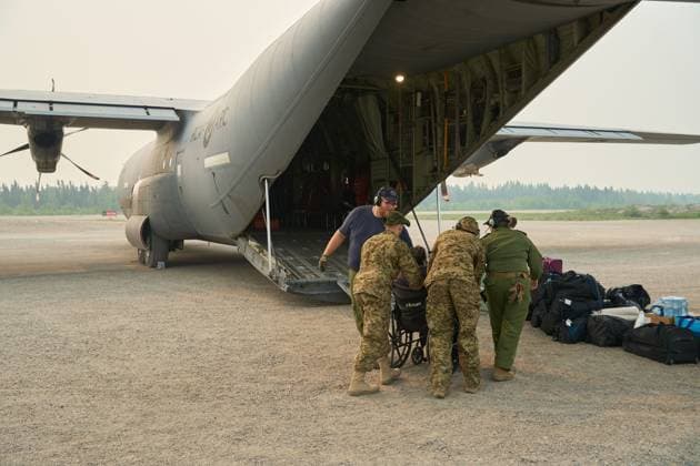 June 3, 2025, Norway House, Mb, CANADA: Members of the Royal Canadian Air Force help evacuees board a C-130 Hercules aircraft in Norway House, Man., Tuesday, June 3, 2025, at the Norway House Airport as crews continue to fight wildfires in northern Manitoba. Norway House CANADA  - ZUMAc35_ 20250603_zaf_c35_071 Copyright: xDavidxLipnowskix
