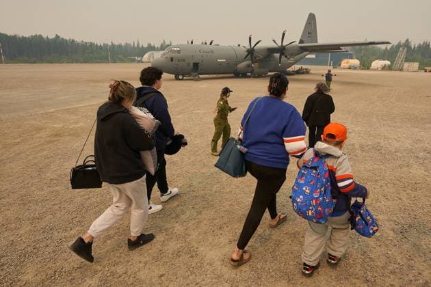 News Bilder des Tages June 3, 2025, Norway House, Mb, Canada: Members of the Royal Canadian Air Force help the Munroe family board a C-130 Hercules aircraft at the Norway House Airport as crews continue to fight wildfires in northern Manitoba. Norway House CANADA  - ZUMAc35_ 20250603_zaf_c35_069 Copyright: xDavidxLipnowskix