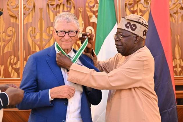 Bilder des Jahres 2025, News 06 Juni News Themen der Woche KW23 News Bilder des Tages Nigerian President Tinubu meets with Bill Gates LAGOS, NIGERIA - JUNE 04: (----EDITORIAL USE ONLY - MANDATORY CREDIT - NIGERIAN PRESIDENCY HANDOUT - NO MARKETING NO ADVERTISING CAMPAIGNS - DISTRIBUTED AS A SERVICE TO CLIENTS----) Nigerian President Bola Ahmed Tinubu (R) confers a national honour award of Commander of the Order of the Federal Republic on Microsoft co-founder and billionaire philanthropist Bill Gates (L) in Lagos, Nigeria on June 04, 2025. Nigeria Presidency Handout Anadolu Lagos Nigeria. Editorial use only. Please get in touch for any other usage.  Copyright: x2025xAnadoluxNigeriaxPresidencyx xHandoutx