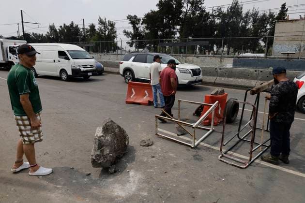 Rain And Flooding Reported In Mexico City A group of people close roads on Ignacio Zaragoza Avenue in Mexico City, Mexico, on June 3, 2025, after their homes are damaged by heavy rains that cause flooding in businesses and homes and damage roads in the area. Mexico City Mexico City Mexico  Copyright: xGerardoxVieyrax originalFilename: vieyra-notitle250603_np0j7.jpg