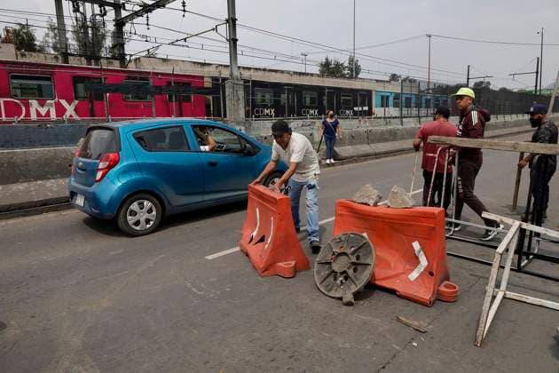 Rain And Flooding Reported In Mexico City A group of people close roads on Ignacio Zaragoza Avenue in Mexico City, Mexico, on June 3, 2025, after their homes are damaged by heavy rains that cause flooding in businesses and homes and damage roads in the area. Mexico City Mexico City Mexico  Copyright: xGerardoxVieyrax originalFilename: vieyra-notitle250603_np9qu.jpg