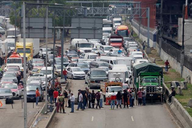 Rain And Flooding Reported In Mexico City A group of people close roads on Ignacio Zaragoza Avenue in Mexico City, Mexico, on June 3, 2025, after their homes are damaged by heavy rains that cause flooding in businesses and homes and damage roads in the area. Mexico City Mexico City Mexico  Copyright: xGerardoxVieyrax originalFilename: vieyra-notitle250603_npuhs.jpg