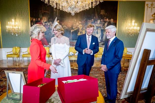 Bilder des Jahres 2025, Entertainment 06 Juni Entertainment Themen der Woche KW23 Entertainment Bilder des Tages 04-06-2025 Czech Queen Maxima and King Willem-Alexander with President Petr Pavel and Eva Pavlova during the welcome ceremony at the Presidential palace in Prague on the 1st day of the 2 day statevisit to the Czech Republic. Â  Copyright: xPPEx