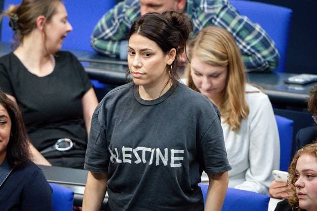 Bilder des Jahres 2025, News 06 Juni News Themen der Woche KW23 Deutscher Bundestag, 9. Plenarsitzung CansÄ±n Koektuerk (Die Linke) mit einem T-Shirt mit der Aufschrift Palestina im Plenum bei der 9. Sitzung des Deutschen Bundestag in Berlin. Die Bundestagspraesidentin verwies Frau Koektuerk des Plenums, da dies gegen die Saalordnungen ist und sich FRau Koektuerk weigerte die Aufschrift zu ueberdecken 04.06.2025 Berlin Berlin Deutschland *** German Bundestag, 9th plenary session CansÄ±n Koektuerk Die Linke with a T-shirt with the inscription Palestina in the plenary at the 9th session of the German Bundestag in Berlin The President of the Bundestag expelled Ms. Koektuerk from the plenary because this is against the rules of the hall and Ms. Koektuerk refused to cover the inscription 04 06 2025 Berlin