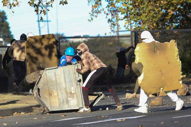 News Themen der Woche KW23 News Bilder des Tages Students protest in Mthatha, South Africa Protesting Walter Sisulu University (WSU) students shield with mattresses as they clash with police in Mthatha, Eastern Cape of South Africa on June 04, 2025. The students were protesting after Mthatha Magistrates court released the murder suspect, students resident manager Manelisi Mampana, on Rands 10 000 bail. Mampana is accused of shooting and killing WSU student Sisonke Mbolekwa. Mthatha South Africa Copyright: xMatrixxImagesx xHoseyaxJubasex 