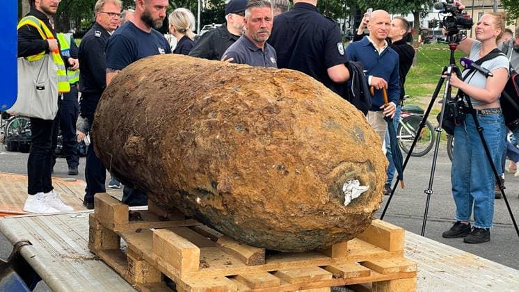 Bilder des Jahres 2025, News 06 Juni News Themen der Woche KW23 News Bilder des Tages Germany evacuates 20,000 people after WWII bombs found in Cologne COLOGNE, GERMANY - JUNE 4: Bomb disposal teams prepare to defuse two 20-ton and one 10-ton ordnance after the discovery of three unexploded bombs in the Deutz district of Cologne, Germany on June 4, 2025. Cologne is preparing for its largest evacuation after the discovery of unexploded bombs. Kadir Ilboga Anadolu Cologne Germany. Editorial use only. Please get in touch for any other usage.  Copyright: x2025xAnadoluxKadirxIlbogax