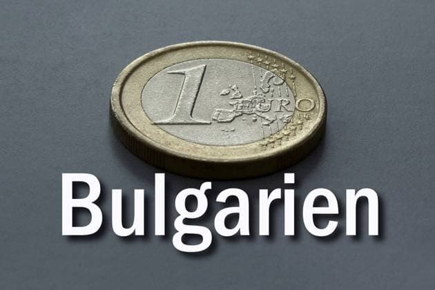 1 Euro-Münze mit Schriftzug Bulgarien Fotomontage: 1 Euro-Münze mit Schriftzug Bulgarien, 05.06.2025, Borkwalde, Brandenburg, Unter einer 1 Euro-Münze befindet sich der Schriftzug Bulgarien. *** 1 Euro coin with Bulgaria lettering Photomontage 1 Euro coin with Bulgaria lettering, 05 06 2025, Borkwalde, Brandenburg, Under a 1 Euro coin is the lettering Bulgaria