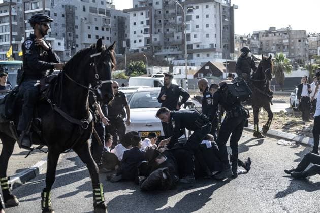 Bilder des Jahres 2025, News 06 Juni News Themen der Woche KW23 News Bilder des Tages Police intervene in Ultra-Orthodox Jews during protest against mandatory military service in Bnei Brak BNEI BRAK, ISRAEL - JUNE 05: Israeli security forces intervene in protesters as Ultra-Orthodox Jews gather to hold a protest against mandatory military service in the city of Bnei Brak, Israel on June 05, 2025. Wearing traditional black suits, white shirts, and fedora hats, the protesters blocked one of the city s main roads to protest a draft law proposed by the government that includes fines and sanctions for those who refuse to perform military service. Mostafa Alkharouf Anadolu Bnei Brak Israel. Editorial use only. Please get in touch for any other usage.  Copyright: x2025xAnadoluxMostafaxAlkharoufx
