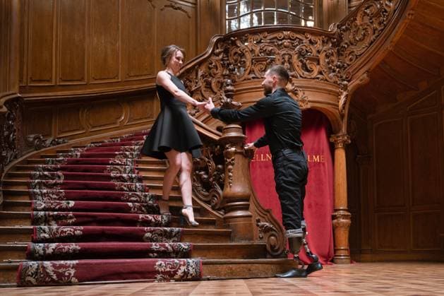 Bilder des Jahres 2025, News 06 Juni News Themen der Woche KW23 Ukraine, Kriegsveteran tanzt in Lwiw auf Beinprothesen Ukrainian veteran dances on prosthetic legs with his wife for first time in Lviv Oleksandr Zhavnenko, 36, a veteran of the 12th Special Forces Brigade, dances on prosthetic legs with his wife Marichka Zhavnenko at the House of Scholars for the first time since losing his lower limbs in Lviv, Ukraine, on June 4, 2025. Oleksandr Zhavnenko and his wife Marichka meet in the Mriia (Dream) folk dance ensemble. Later, he becomes a drone operator at the Azov Brigade. In October 2024, a Russian shell hits Oleksandr s position, and he loses both lower limbs. Since sustaining the serious injury, he dreams of returning to playing sports, traveling, and going out on the dance floor with his beloved Marichka again. Lviv Ukraine  Copyright: xAnastasiiaxSmolienkox originalFilename: ukrinform-ukrainia250604_npDQm.jpg