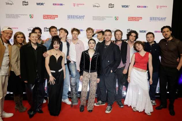 Vincent Krüger, Anke Engelke, Paula Kober, Mickey Paatzsch, Johannes Kienast, Arina Prass, Nico Marischka, Arsseni Bultmann, Jonathan Kriener, Nairi Hadodo, Loran Alhasan, David Schütter, Maximilian Mauff, Maximilian Raffelt, Mathilda Smidt, Arkadij Khaet and Alexander Milo at the premiere of the ZDFneo series Chabos at the 11 Series Camp Festival Foto:xR.xSchmiegeltx xFuturexImagex chabos_5653