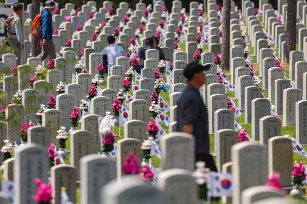 Bilder des Jahres 2025, News 06 Juni News Themen der Woche KW23 Memorial Day in South Korea 2025 SEOUL, SOUTH KOREA - JUNE 06: People visit the Seoul National Cemetery on the Memorial Day, to commemorate their relatives who died in battles, in Seoul, South Korea, on June 06, 2025. The Memorial Day, or Hyeonchungil locally, is an annual public holiday for commemorating Koreans who sacrificed their lives in wars especially during the Korean War between 1950 and 1953, and those killed during the Vietnam War. Recently, the newly sworn president Lee Jae-Myung has pledged to seek peace with North Korea. Daniel Ceng Anadolu Seoul South Korea. Editorial use only. Please get in touch for any other usage.  Copyright: x2025xAnadoluxDanielxCengx