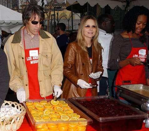 volunteer as The Los Angeles Mission Serve Up Holiday Cheer for the Homeless of Skid Row DAVID E. KELLEY & MICHELLE PFEIFFER volunteer as The Los Angeles Mission Serve Up Holiday Cheer for the Homeless of Skid Row in Downtown Los Angeles, California on Christmas Eve 24 December 2003 Los Angeles CA United States Copyright: xDebbiexVanxStory CapitalxPicturex