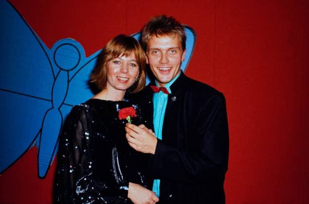 Archivbilder der Woche KW23 Komiker Hape Kerkeling ist hier zu sehen mit Gabi Kimpfel, im Hintergrund ein blauer Schmetterling als Dekoration. Die Aufnahme entstand wahrscheinnlich während einer festlichen Veranstaltung, circa 1987. Gabi Kimpfel wurde bekannt als Assistentin von Hans-Joachim Kulenkampff in dessen ARD Samstagabend-Quiz-Show: Einer wird gewinnen. Copyright: HartwigxValdmanis Nur redaktionelle Nutzung. Editorial use only. VAL_7205004996