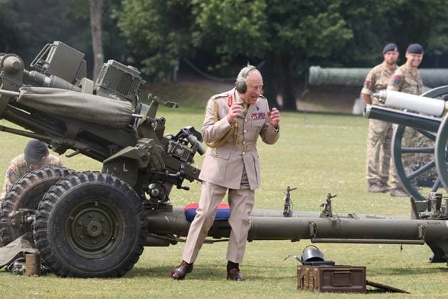 Bilder des Jahres 2025, Entertainment 06 Juni Entertainment Themen der Woche KW23 King Charles III visits the Royal Artillery King Charles III, as Captain General of the Royal Artillery visits the regiment at their headquarters in Lark Hill, Wiltshire meeting some of the personnel from the 21 regiments that form up the Royal Regiment., Credit:Richard Pohle Avalon  Copyright: xRichardxPohlex xAvalonx 1007924190