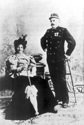 MATA HARI: Spionin, Kurtisane, exotische Tänzerin 1876-1917 Um 1900, Paris, Frankreich: Die niederländische exotische Tänzerin und Kurtisane MATA HARI im Bild mit ihrem Ehemann, einem niederländischen Marineoffizier RUDOLF MACLEOD. MATA HARI war der Künstlername von MARGARETHA GEERTRUIDA ZELLE, die im Ersten Weltkrieg wegen angeblicher Spionage erschossen wurde. Der Name Mata Hari ist zum Synonym für Spionage, Spionage, Intrigen und Sinnlichkeit geworden. Paris, Frankreich Paris, France France *** Mata Hari Spy, Courtesan, Exotic ones Dancer 1876 1917 at 1900, Paris, France the Dutch Exotic ones Dancer and Courtesan Mata Hari at Picture with their Husband, a Dutch Naval Officer Rudolf Macleod Mata Hari was the stage name from Ma  Copyright: xUnitedxArchivesx xkpaxKeystonex 19000101_nin_k09_046