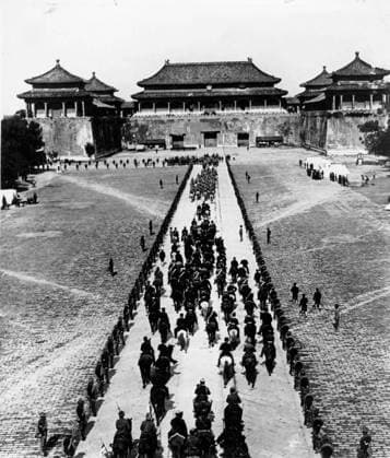 Deutsche Kavallerie in Peking nach dem Zusammenbruch des Boxeraufstands 2. Mai 1901 Peking, China Deutsche Kavallerie trifft nach dem Zusammenbruch des Boxeraufstands im Jahr 1901 in Peking ein. Der Boxeraufstand konnte kaum als Aufstand oder Krieg gegen die Europäer eingestuft werden. Der Boxeraufstand war nur auf wenige Orte beschränkt, konzentrierte sich jedoch in Peking. Innerhalb weniger Monate eroberte und besetzte eine internationale Streitmacht Peking und zwang die kaiserliche Regierung, den bisher demütigendsten Bedingungen zuzustimmen: dem Boxerprotokoll von 1901. Peking, China Peking, China China *** German Cavalry in Beijing to the Collapse of Boxer Uprising 2 May 1901 Beijing, China German Cavalry meets to the Col  Copyright: xUnitedxArchivesx xkpaxKeystonex 19010502_mab_k09_278