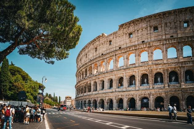 Rom, Italien, Europa Kolosseum (Colosseo), antikes Amphitheater, UNESCO-Weltkulturerbe, römische Geschichte, antike Architektur, Sommerwetter, Touristen und Besuchergruppen, Straßenverkehr mit Autos und Linienbussen, grüne Bäume, Stadtraum, lebendiges Rom, Italien-Reise, Sightseeing, Kulturdenkmal, italienische Hauptstadt, historische Sehenswürdigkeit. Rom Metropolitanstadt Rom Italien *** Rome, Italy, Europe Colosseum Colosseo , ancient amphitheater, UNESCO World Heritage Site, Roman history, ancient architecture, summer weather, tourists and visitor groups, traffic with cars and buses, green trees, urban space, living Rome, Italy travel, sightseeing, cultural monument, Italian capital, historical sight Rome metropolitan city Rom Copyright: xJOERANxSTEINSIEKx