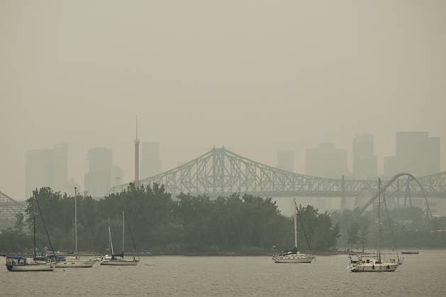 Wildfire Smoke Makes Montreal And Toronto Worst Cities For Air Quality MONTREAL, CANADA - JUNE 6: A view of Montrà al s Jacques Cartier Bridge area obscured by travelling wildfire smoke, in Montreal, Quebec, Canada, on June 6, 2025. As hundreds of wildfires rage across Canada, drifting smoke has triggered emergency evacuations, power outages, and air quality alerts in Ontario, Quà bec, and parts of the U.S., with Montreal ranking as the second most polluted city in the world on June 6, ahead of Delhi and Santiago, and Toronto placing fourth, according to IQAir. Montreal Canada Copyright: xSTRx originalFilename: str-wildfire250606_np7Oc.jpg
