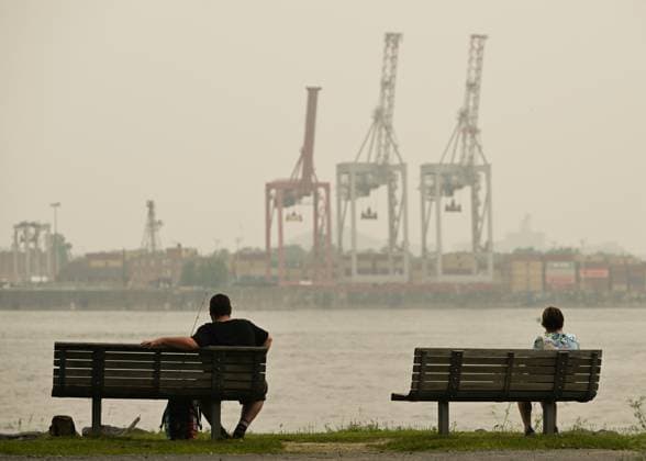 Wildfire Smoke Makes Montreal And Toronto Worst Cities For Air Quality MONTREAL, CANADA - JUNE 6: A view of Montrà al s harbour area obscured by travelling wildfire smoke, seen from Longueuil Marina, in Montreal, Quebec, Canada, on June 6, 2025. As hundreds of wildfires rage across Canada, drifting smoke has triggered emergency evacuations, power outages, and air quality alerts in Ontario, Quà bec, and parts of the U.S., with Montreal ranking as the second most polluted city in the world on June 6, ahead of Delhi and Santiago, and Toronto placing fourth, according to IQAir. Montreal Canada Copyright: xSTRx originalFilename: str-wildfire250606_npDrH.jpg