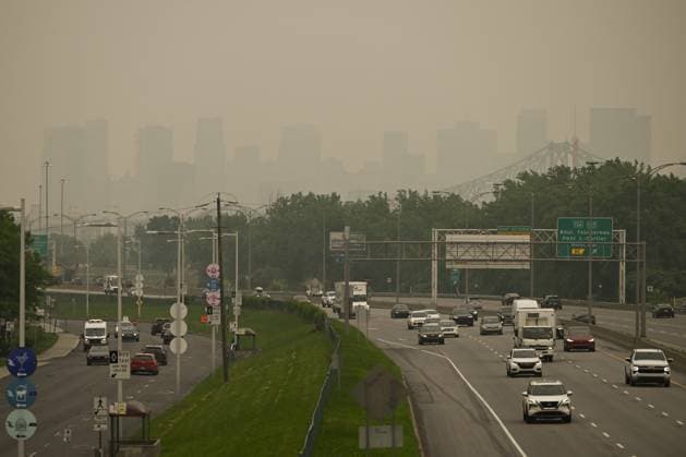 Wildfire Smoke Makes Montreal And Toronto Worst Cities For Air Quality MONTREAL, CANADA - JUNE 6: A view of traffic on Road 132 with downtown Montreal obscured by travelling wildfire smoke, in Montreal, Quebec, Canada, on June 6, 2025. As hundreds of wildfires rage across Canada, drifting smoke has triggered emergency evacuations, power outages, and air quality alerts in Ontario, Quà bec, and parts of the U.S., with Montreal ranking as the second most polluted city in the world on June 6, ahead of Delhi and Santiago, and Toronto placing fourth, according to IQAir. Montreal Canada Copyright: xSTRx originalFilename: str-wildfire250606_npfLB.jpg