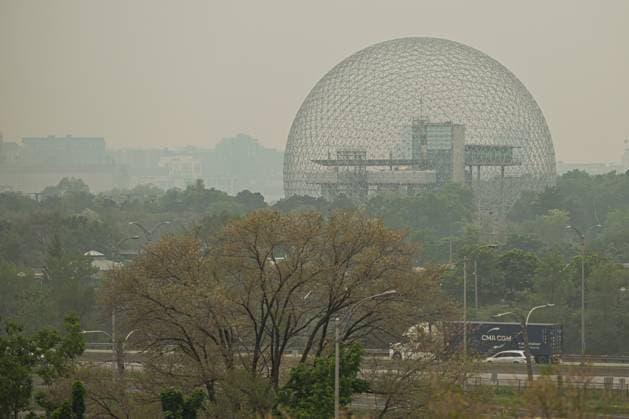 Wildfire Smoke Makes Montreal And Toronto Worst Cities For Air Quality MONTREAL, CANADA - JUNE 6: A view of Jean-Drapeau Park with the Biosphere, obscured by travelling wildfire smoke, in Montreal, Quebec, Canada, on June 6, 2025. As hundreds of wildfires rage across Canada, drifting smoke has triggered emergency evacuations, power outages, and air quality alerts in Ontario, Quà bec, and parts of the U.S., with Montreal ranking as the second most polluted city in the world on June 6, ahead of Delhi and Santiago, and Toronto placing fourth, according to IQAir. Montreal Canada Copyright: xSTRx originalFilename: str-wildfire250606_npjrx.jpg