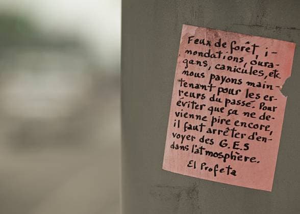 Wildfire Smoke Makes Montreal And Toronto Worst Cities For Air Quality MONTREAL, CANADA - JUNE 6: A message (in French) left on a lamp post expresses concern about air pollution and climat change events, in Montreal, Quebec, Canada, on June 6, 2025. As hundreds of wildfires rage across Canada, drifting smoke has triggered emergency evacuations, power outages, and air quality alerts in Ontario, Quà bec, and parts of the U.S., with Montreal ranking as the second most polluted city in the world on June 6, ahead of Delhi and Santiago, and Toronto placing fourth, according to IQAir. Montreal Canada Copyright: xSTRx originalFilename: str-wildfire250606_npr81.jpg