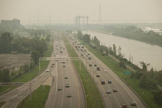 Wildfire Smoke Makes Montreal And Toronto Worst Cities For Air Quality MONTREAL, CANADA - JUNE 6: A view of traffic on Road 132 with downtown Montreal obscured by travelling wildfire smoke, in Montreal, Quebec, Canada, on June 6, 2025. As hundreds of wildfires rage across Canada, drifting smoke has triggered emergency evacuations, power outages, and air quality alerts in Ontario, Quà bec, and parts of the U.S., with Montreal ranking as the second most polluted city in the world on June 6, ahead of Delhi and Santiago, and Toronto placing fourth, according to IQAir. Montreal Canada Copyright: xSTRx originalFilename: str-wildfire250606_npXQZ.jpg