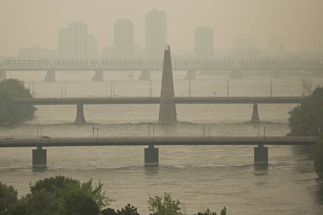 Wildfire Smoke Makes Montreal And Toronto Worst Cities For Air Quality MONTREAL, CANADA JUNE 6: Montreal™s Concorde Bridge, Victoria Bridge, and Samuel de Champlain Bridge are obscured by travelling wildfire smoke on June 6, 2025. As hundreds of wildfires rage across Canada, drifting smoke has triggered emergency evacuations, power outages, and air quality alerts in Ontario, Quà bec, and parts of the U.S., with Montreal ranking as the second most polluted city in the world on June 6, ahead of Delhi and Santiago, and Toronto placing fourth, according to IQAir. Montreal Canada Copyright: xSTRx originalFilename: str-wildfire250606_npXzx.jpg