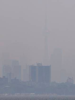 (250606) -- TORONTO, June 6, 2025 -- Buildings are shrouded in smoke from wildfire in Toronto, Canada, on June 6, 2025. Smoke from wildfires burning in northern Ontario and the Prairies of Canada caused poor air quality and reduced visibility in major cities including Toronto, Ottawa and Montreal on Friday. (Photo by Xinhua) CANADA-TORONTO-WILDFIRE-SMOKE-POOR AIR QUALITY ZouxZheng 