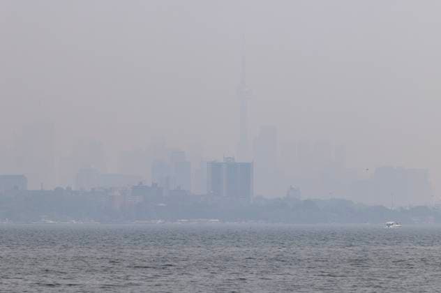 (250606) -- TORONTO, June 6, 2025 -- Buildings are shrouded in smoke from wildfire in Toronto, Canada, on June 6, 2025. Smoke from wildfires burning in northern Ontario and the Prairies of Canada caused poor air quality and reduced visibility in major cities including Toronto, Ottawa and Montreal on Friday. (Photo by Xinhua) CANADA-TORONTO-WILDFIRE-SMOKE-POOR AIR QUALITY ZouxZheng 