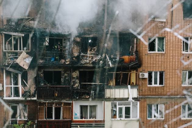 Bilder des Jahres 2025, News 06 Juni News Themen der Woche KW23 News Bilder des Tages The Aftermath Of Russia s Most Massive Attack On Kharkiv Burned-out apartments are visible through a shattered window of the building across the street, in Kharkiv, Ukraine, on June 7, 2025. Kharkiv Ukraine  Copyright: xPavloxPakhomenkox originalFilename: pakhomenko-notitle250607_npZSR.jpg