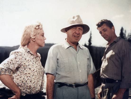 River of No Return - filmstill MARILYN MONROE, OTTO PREMINGER (DIRECTOR) & ROBERT MITCHUM on the set of River of No Return (1954) EDITORIAL USE ONLY Copyright: xCAP STF PELx