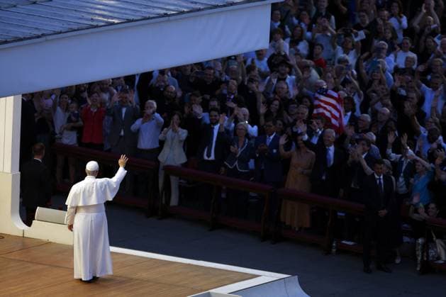 News Bilder des Tages Religion: Pope Leo XIV, Pentecost Vigil - Jubilee of Movements, Associations and New Communities Vatican City, Italy June 7, 2025: Pope Leo leaves the square in the popemobile and greets the faithful. Pope Leo XIV, Robert Francis Prevost, in St. Peter s Square for the Pentecost Vigil and the Jubilee of Movements, Associations and New Communities Vatican City Italy Italy  Copyright: xIPA ABACAx