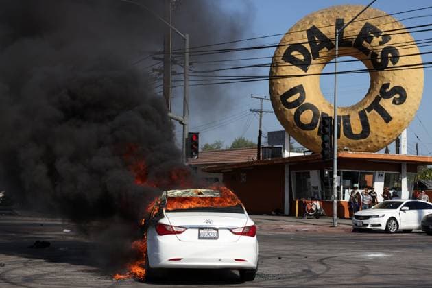 News Themen der Woche KW23 News Bilder des Tages June 7, 2025, Paramount, California, USA: A car burns at the intersection of Alondra Bl and Atlantic Bl during a protest following an ICE raid in Paramount, California. Paramount USA - ZUMAa01_ 20250607_zaf_a01_021 Copyright: xJonathanxAlcornx