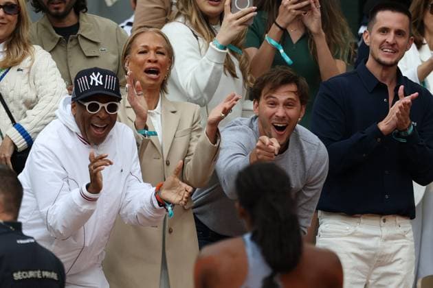 Bilder des Jahres 2025, Entertainment 06 Juni Entertainment Themen der Woche KW23 June 7, 2025, Paris, France: American movie director SPIKE LEE is very excited, as he gives COCO GAUFF of USA (in foreground) a big applause and smile after she her big win of the WTA Ladies French Open tennis gran slam against A. Sabalenka at Roland Garros in Paris. Paris France - ZUMAc278 20250607_zsp_c278_044 Copyright: xMarcinxCholewinskix