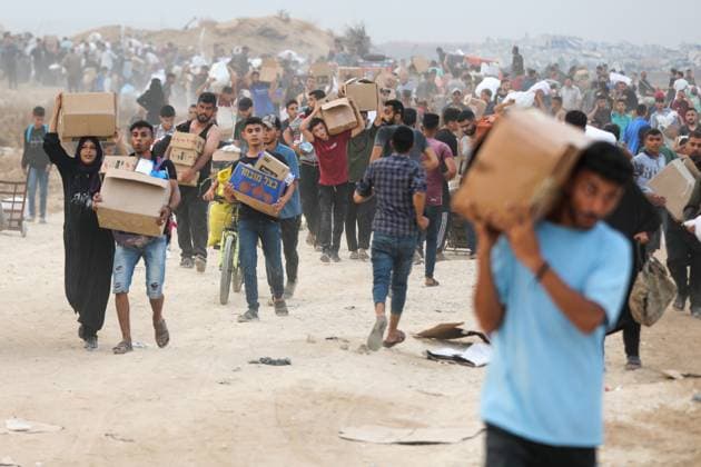Bilder des Jahres 2025, News 06 Juni News Themen der Woche KW23 News Bilder des Tages Palestinians flock to aid distribution in Netzarim Corridor GAZA CITY, GAZA - JUNE 08: Palestinians flock to the aid distribution point in the Netzarim Corridor in the central Gaza Strip on June 8, 2025. Palestinians, who had been under an Israeli blockade for months, returned home with the small amount of aid they were able to receive. Moiz Salhi Anadolu Gaza Gaza. Editorial use only. Please get in touch for any other usage.  Copyright: x2025xAnadoluxMoizxSalhix