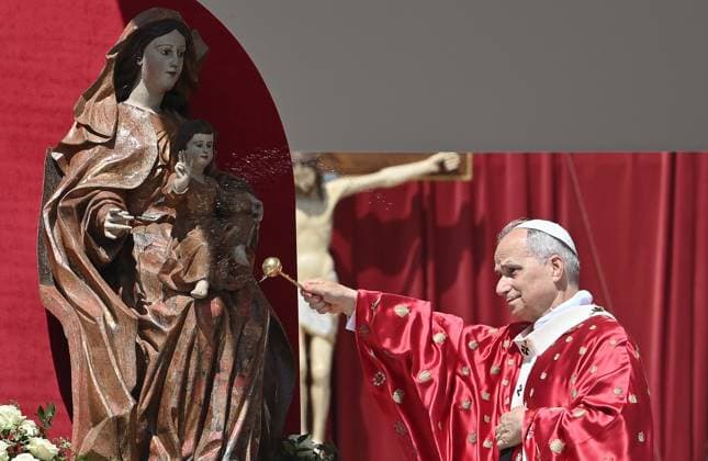 News Themen der Woche KW23 Pope Leo XIV celebrates the Holy Mass of Pentecost and jubilee of the movements in the Vatican VATICAN CITY, VATICAN - JUNE 8: Pope Leo XIV salutes as he celebrates the Holy Mass of Pentecost and jubilee of the movements at St. Peter s Square in the Vatican on June 8, 2025. Isabella Bonotto Anadolu Vatican City Vatican. Editorial use only. Please get in touch for any other usage.  Copyright: x2025xAnadoluxIsabellaxBonottox